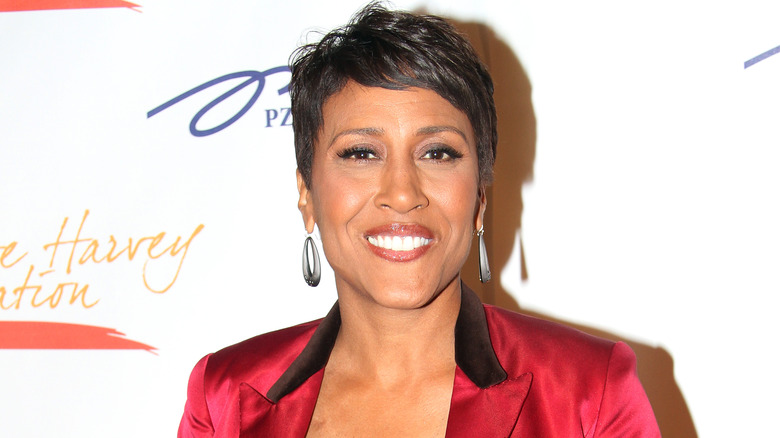 Robin Roberts souriant sur le tapis rouge