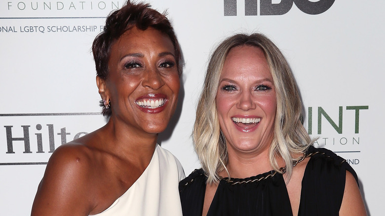 Robin Roberts et Amber Laign souriant sur le tapis rouge