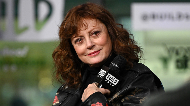 Susan Sarandon tenant un micro