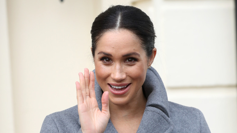 Meghan Markle souriant et saluant