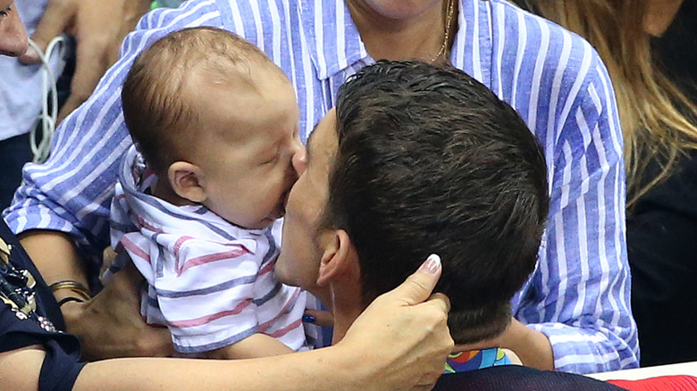 Michael Phelps embrasse son fils