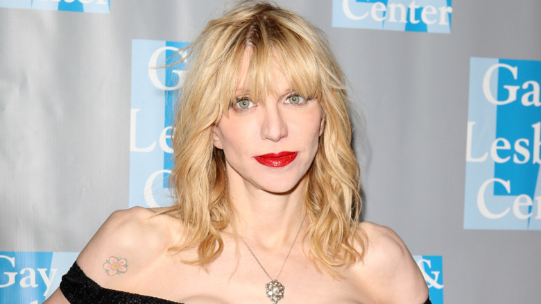 Courtney Love regarde devant