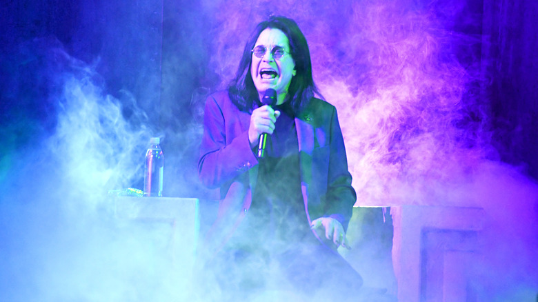 Ozzy Osbourne chante