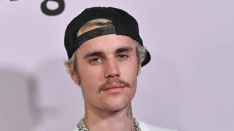 Justib Bieber portant une casquette de baseball avec une expression sérieuse