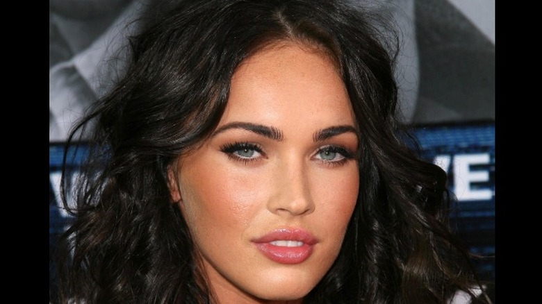 Megan Fox avec des boucles lâches