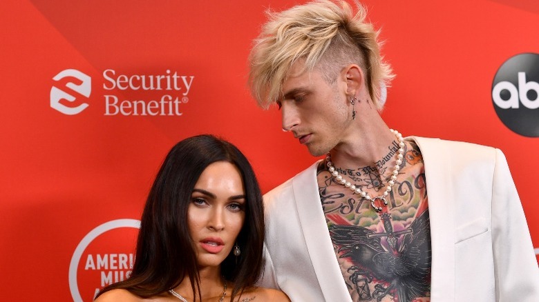 Machine Gun Kelly regardant Megan Fox