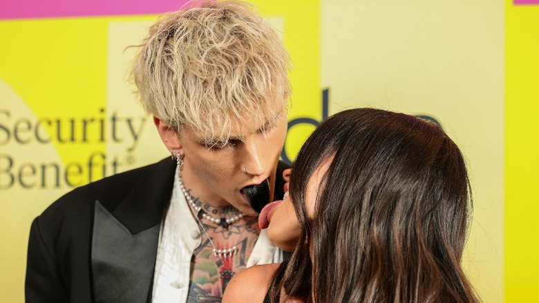 Megan Fox, Machine Gun Kelly baiser la langue