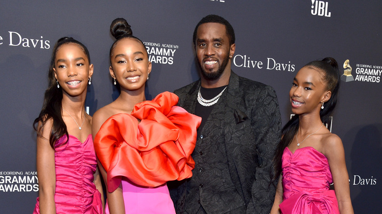 Sean combs avec des filles en rose