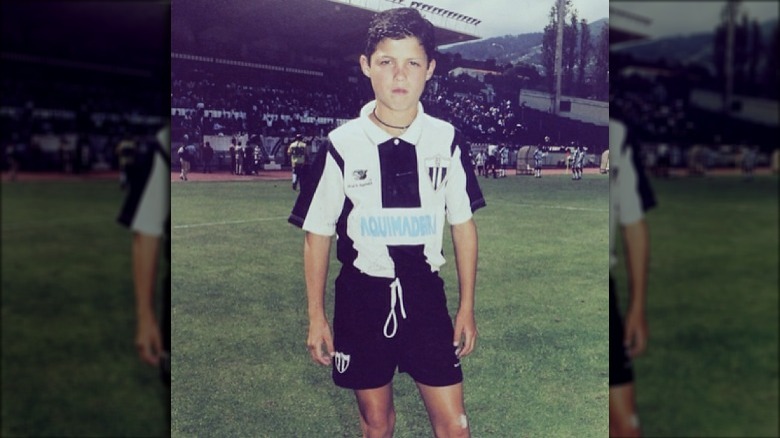 Cristiano Ronaldo en tenue de football quand il était enfant