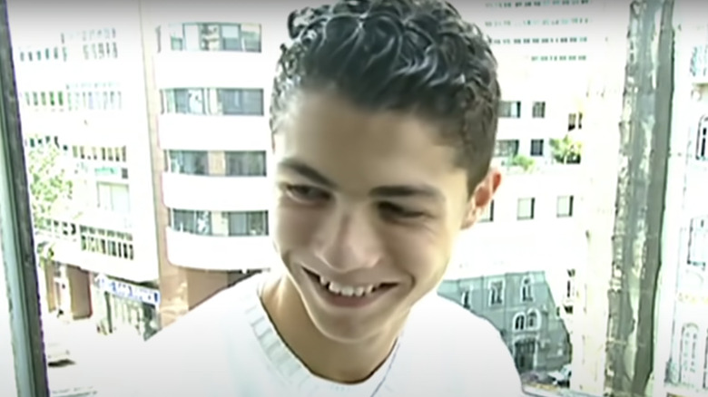 Adolescent Cristiano Ronaldo souriant