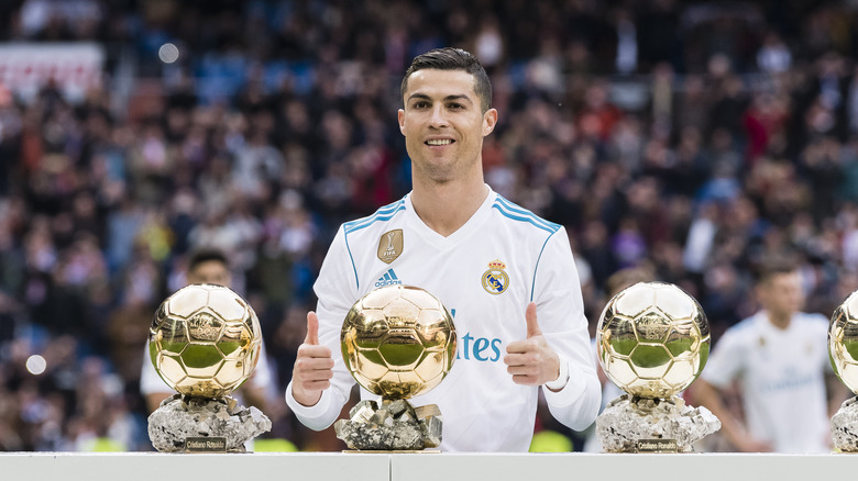 Cristiano Ronaldo avec ses trophées Ballon d'Or