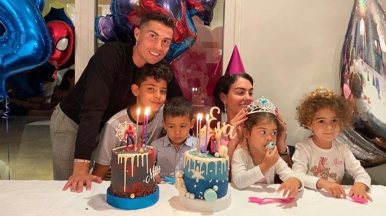 Cristiano Ronaldo, sa petite amie et ses quatre enfants chantent joyeux anniversaire.