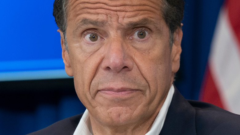 Andrew Cuomo regarde