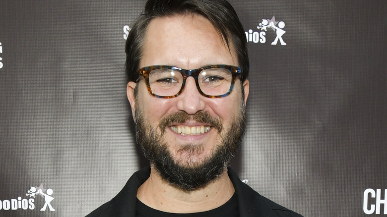 Wil Wheaton souriant avec des lunettes