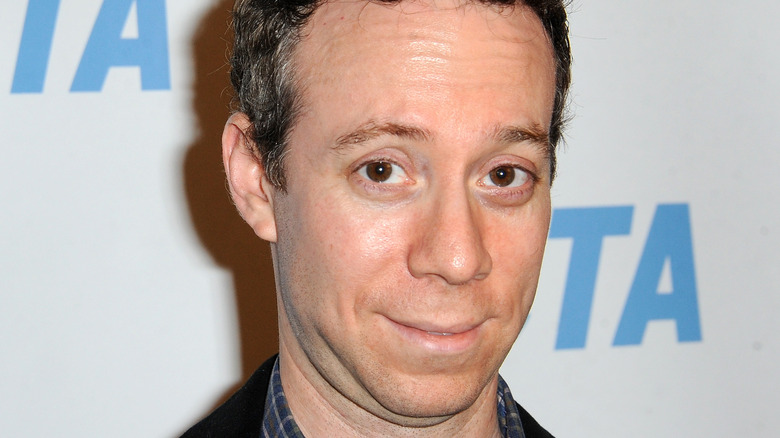 Kevin Sussman haussant les sourcils