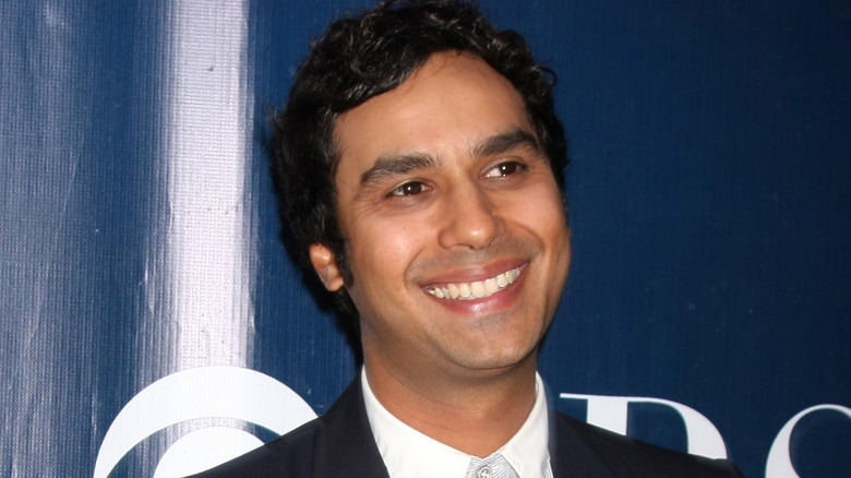 Kunal Nayyar souriant grand