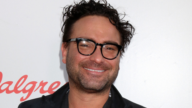 Johnny Galecki souriant dans des verres