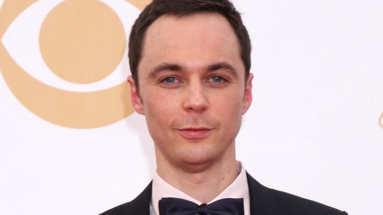 Jim Parsons posant en smoking