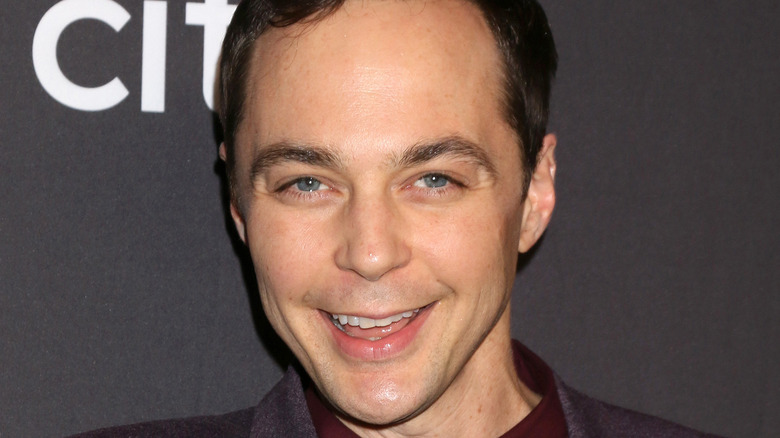 Jim Parsons souriant