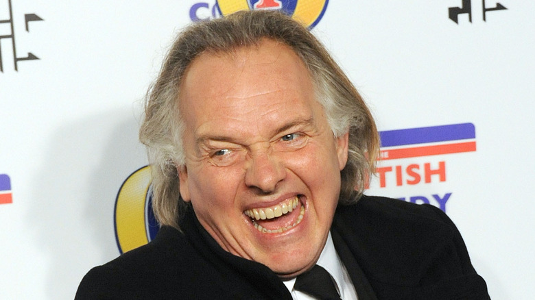 Rik Mayall en riant