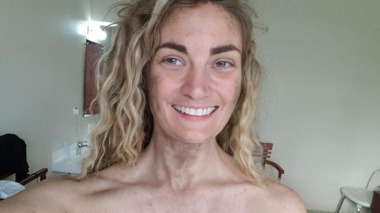 Le selfie souriant de Dani Beau de Naked and Afraid