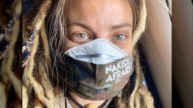 Dani Beau de Naked and Afraid portant un masque facial