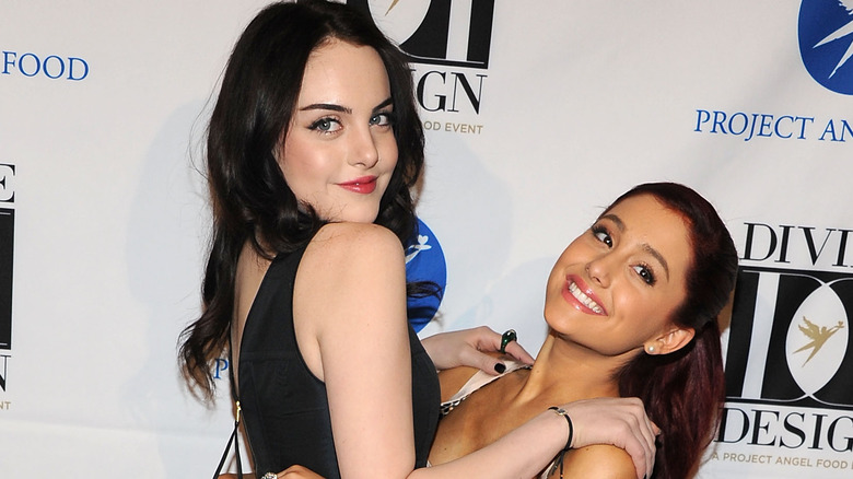 Elizabeth Gillies et Ariana Grande s'embrassent