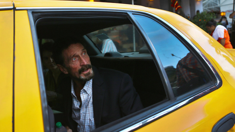 John McAfee en taxi jaune