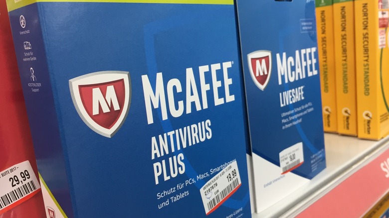 Logiciel McAfee Antivirus Plus sur étagère