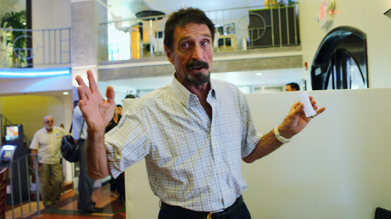 John McAfee levant les mains