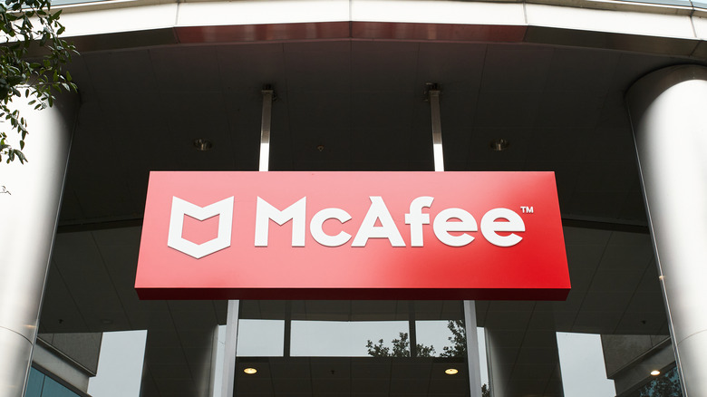 Bâtiment McAfee avec lettres blanches sur panneau rouge