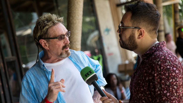 John McAfee répondant au journaliste