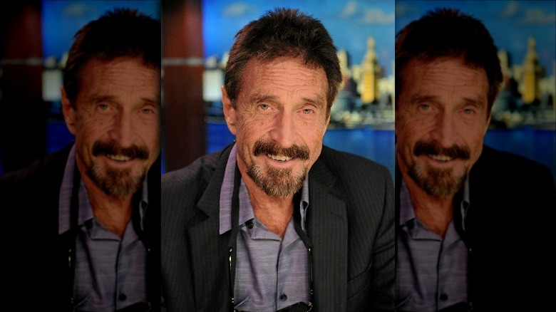 John McAfee souriant