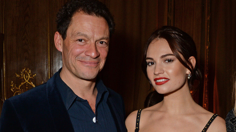 Dominic West et Lily James souriant