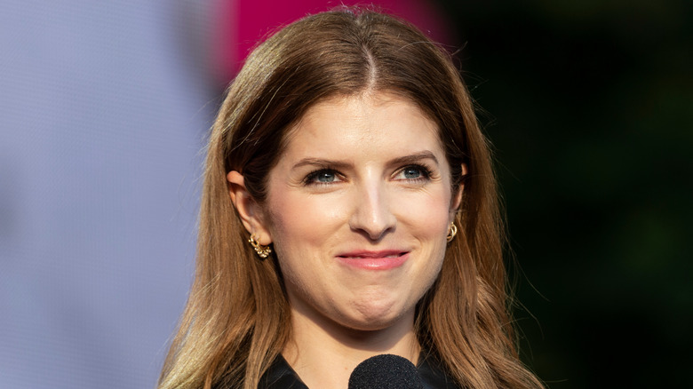 Anna Kendrick avec un sourire effronté