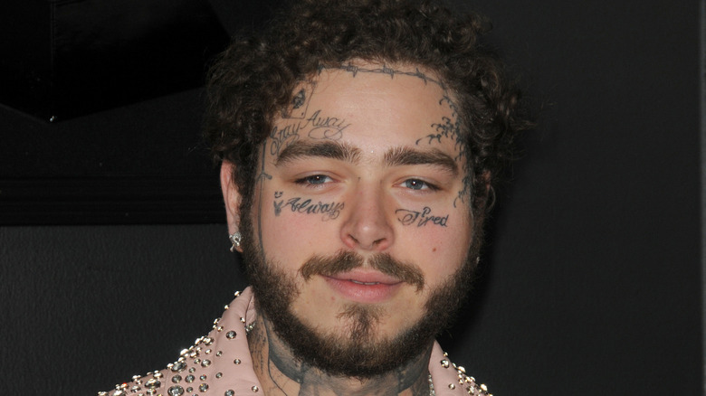 Post Malone souriant légèrement