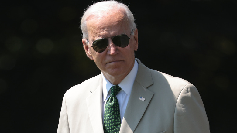 Joe Biden en costume beige