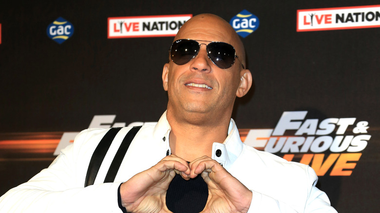 Vin Diesel portant des lunettes de soleil et faisant un cœur avec ses mains