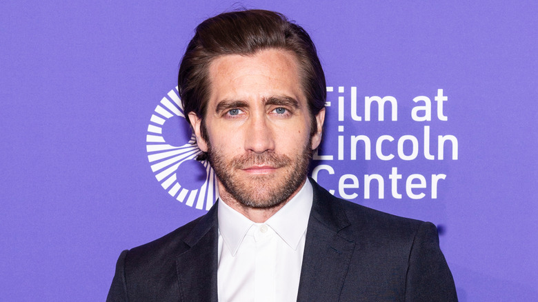 Jake Gyllenhaal pose sur le tapis rouge 