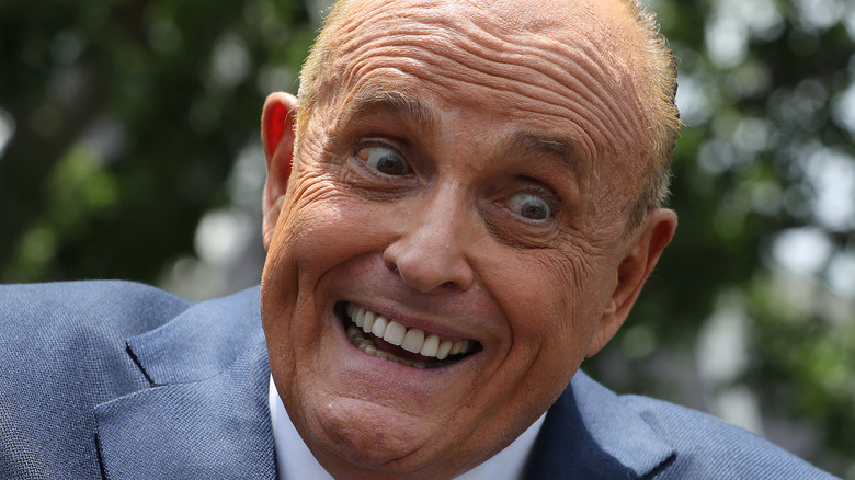 Rudy Giuliani a l'air maniaque lors d'un événement