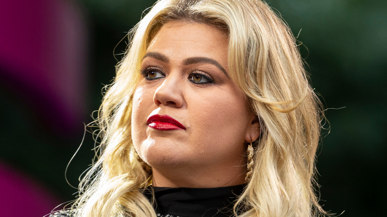 Kelly Clarkson tournée vers la gauche