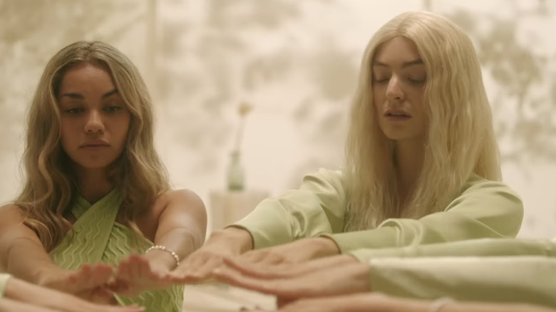 Lorde avec une perruque blonde dans le clip de 