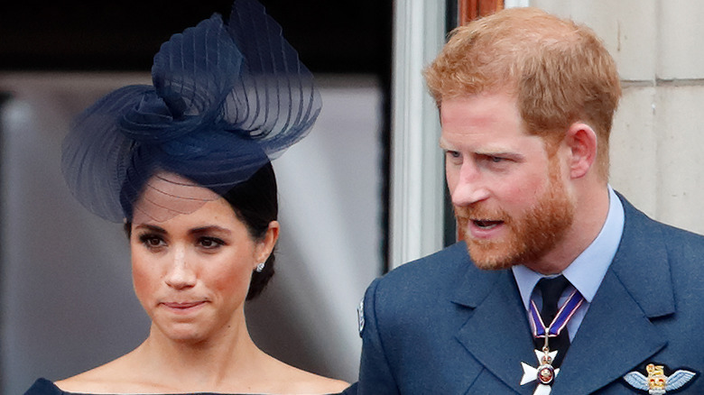 Meghan Markle et le prince Harry avec des expressions sérieuses