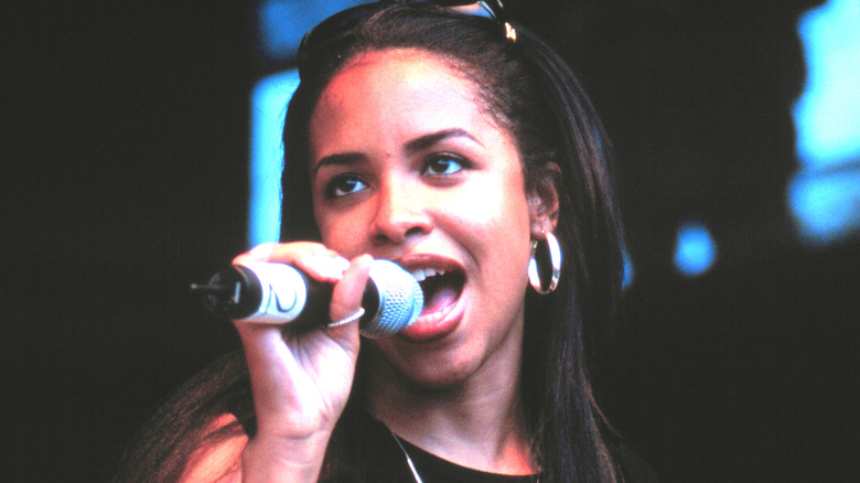 Aaliyah sur la scène en 1998