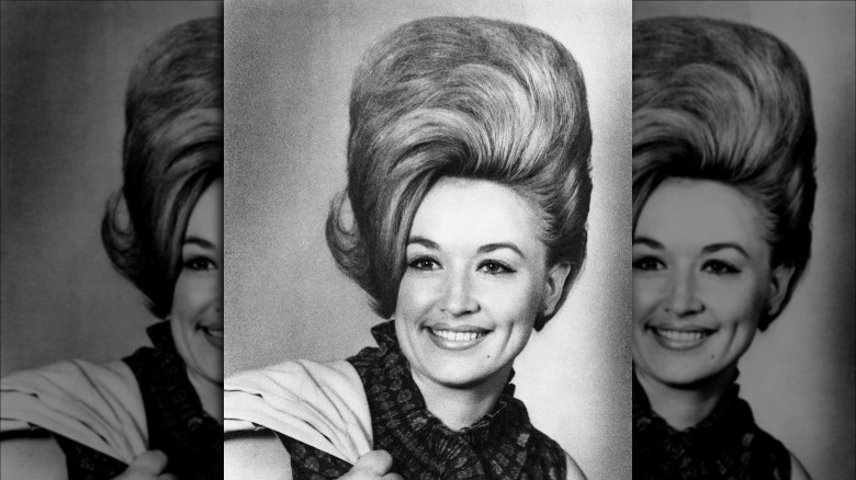 Dolly Parton en jeune femme souriante