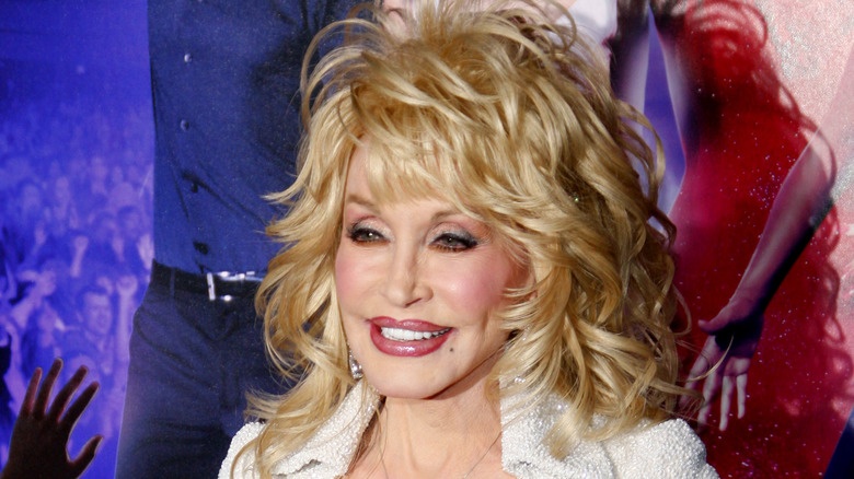 Dolly Parton souriante