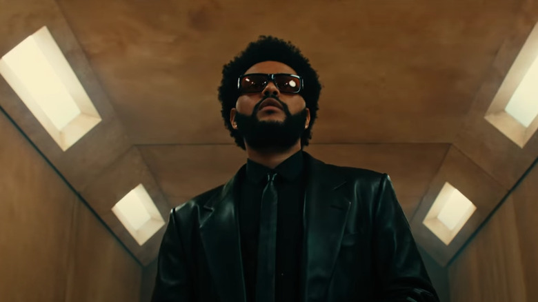 The Weeknd portant des lunettes de soleil