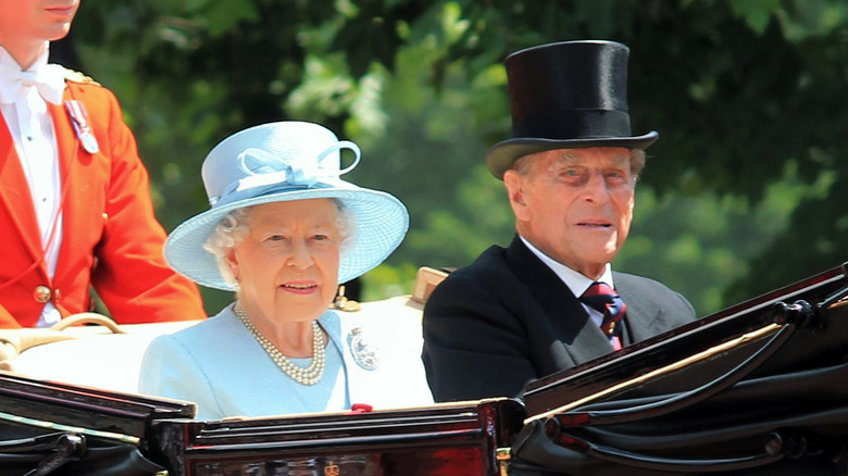 La reine Elizabeth et le prince Philip dans une voiture