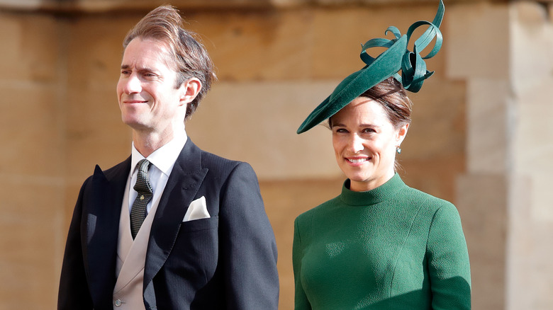 James Matthew et Pippa Middleton avec une robe verte et un chapeau