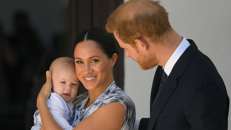 Meghan Markle sourit et tient bébé Archie dans ses bras 